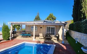 Villa Karla Con Piscina: Tranquilidad Y Naturaleza